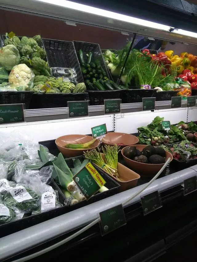 Lori&apos;s Natural Foods Center